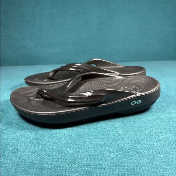Size 7 - Women’s OOFOS OOlala black flip flops sandals - Picture 1 of 6